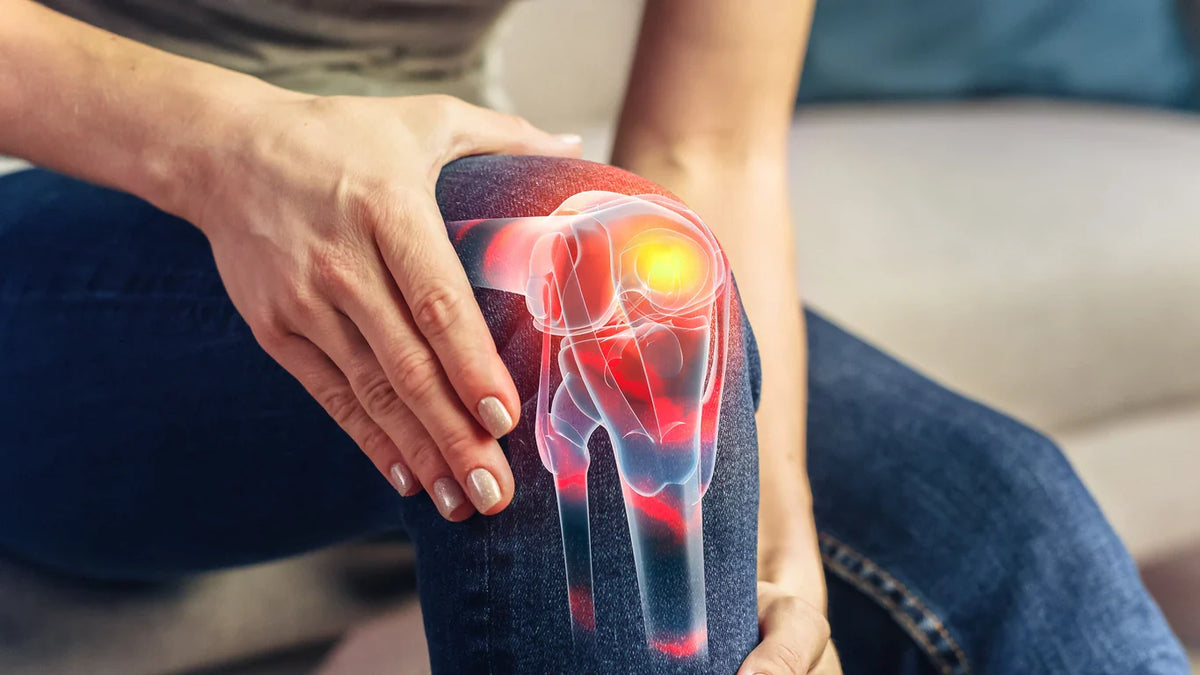 Arzt der die Funktion der Gelenke & Knochen eines Patienten überprüft