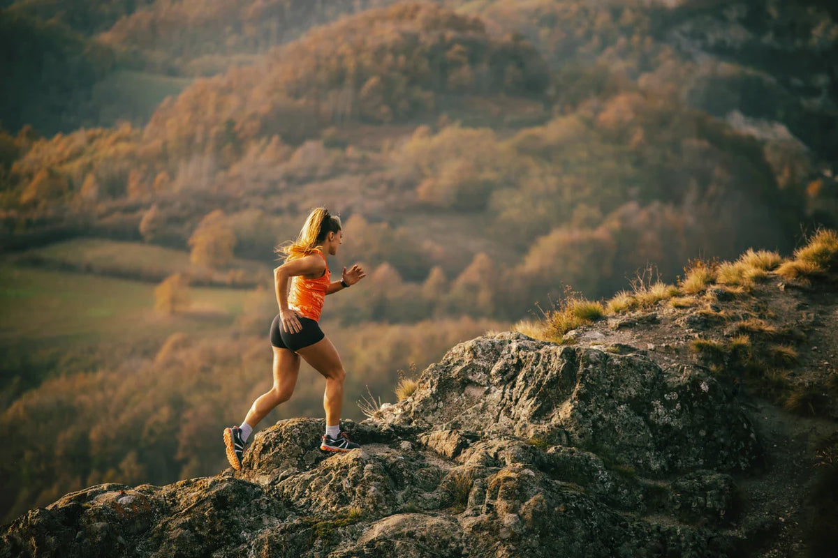 Sportlerin geht laufen im Wald