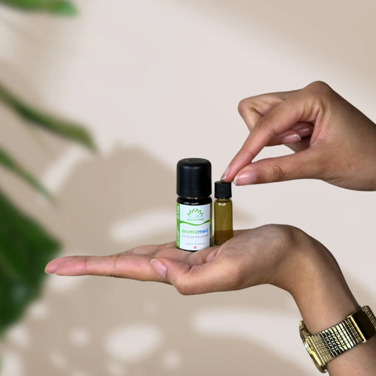 Kleines Fläschchen mit Aromaveda "aromamed Synapse Release" Etikett und kleinem Fläschchen für unterwegs, präsentiert auf Handfläche