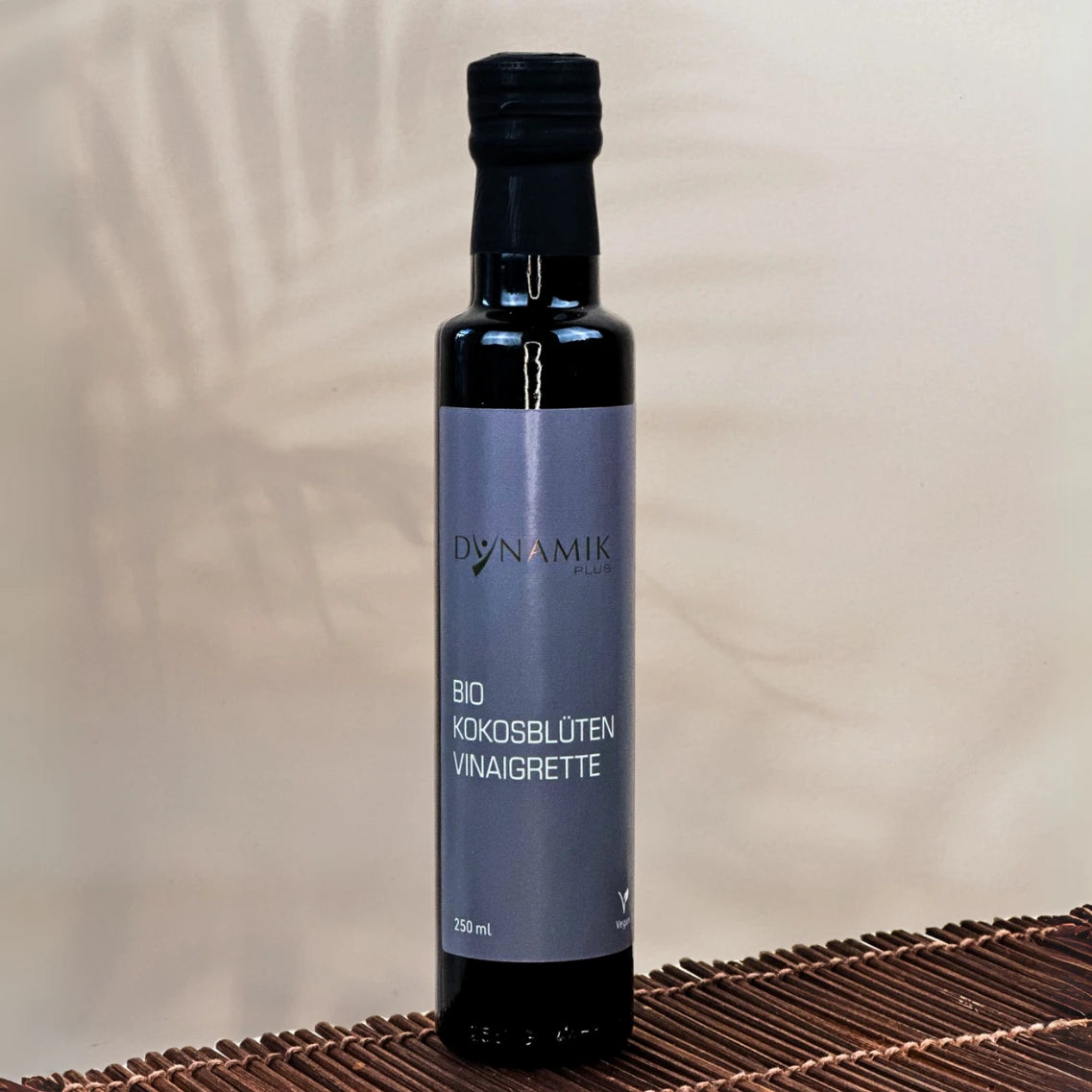 Braune kleine Ölflasche mit DynamikPlus "Bio Kokosblüten Vinaigrette" Etikett