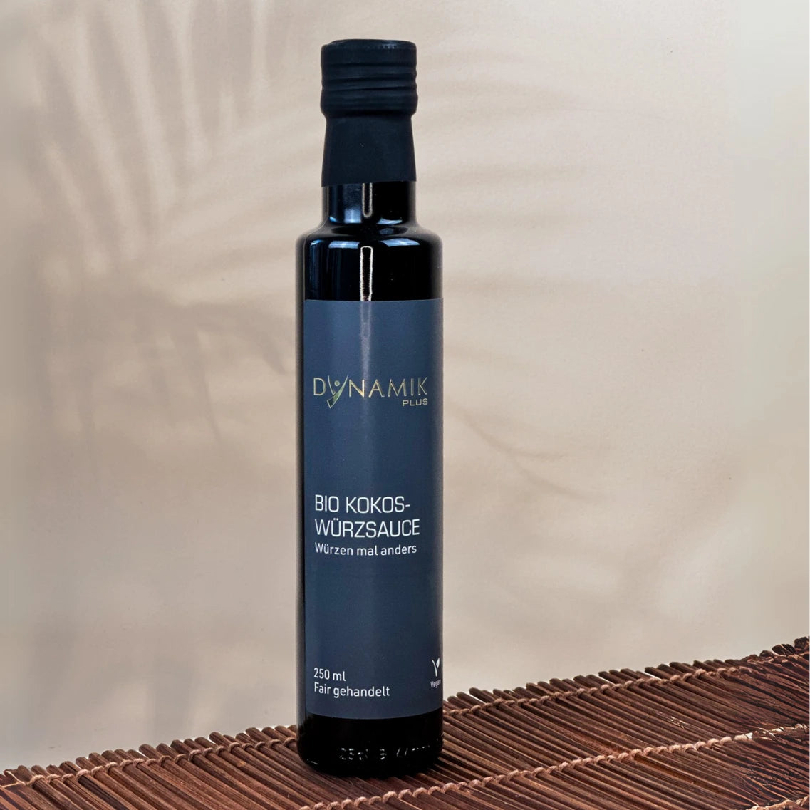 Braune kleine Ölflasche mit DynamikPlus "Bio Kokoswürzsauce" Etikett