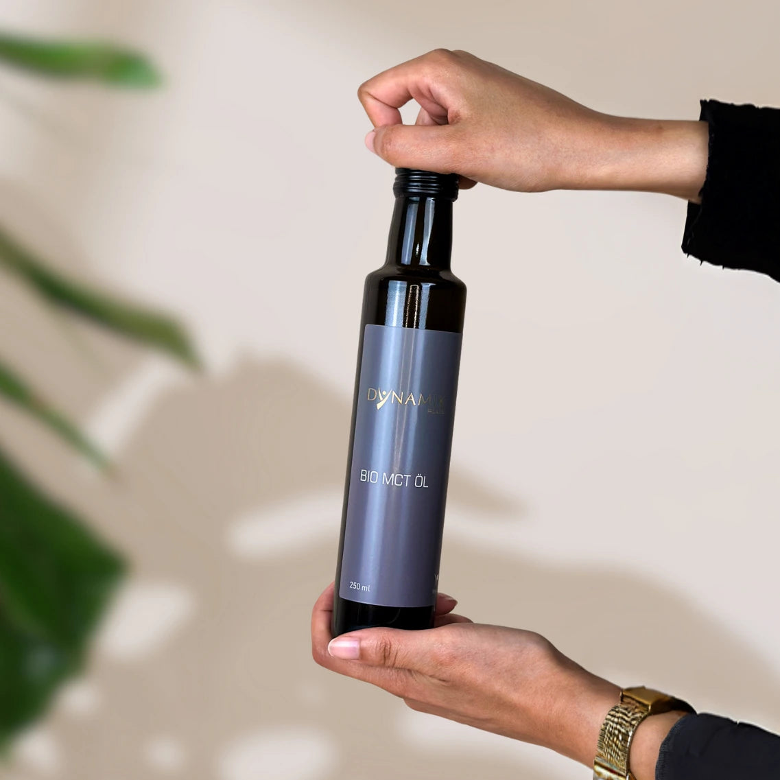 Braune kleine Ölflasche mit DynamikPlus "Bio MCT Öl" Etikett