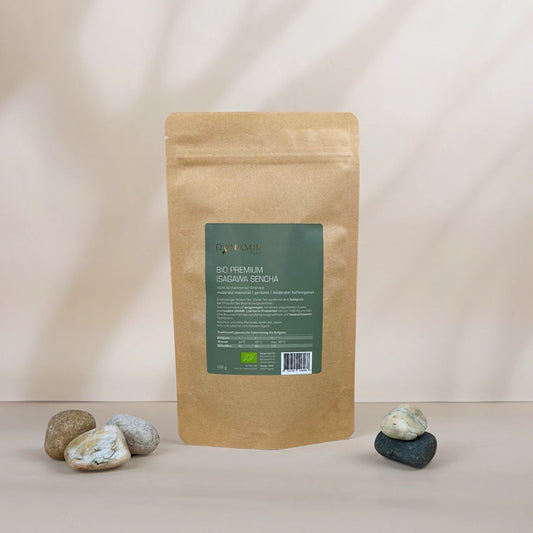 Beiger Kartonbeutel mit DynamikPlus "Bio Premium Isagawa Sencha" Etikett