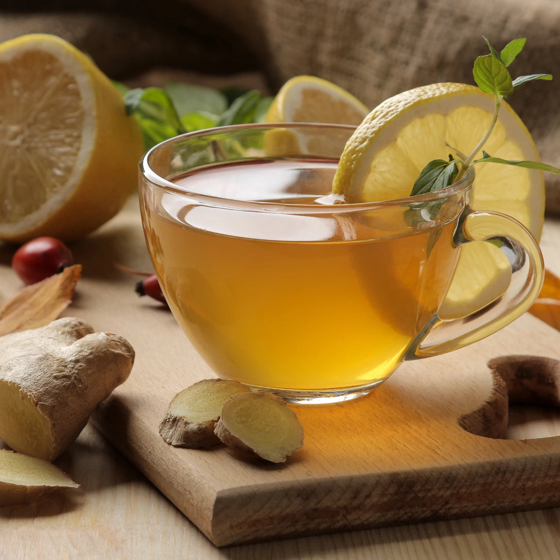 Gläserne Teetasse mit Zitronenscheibe und Ingwer
