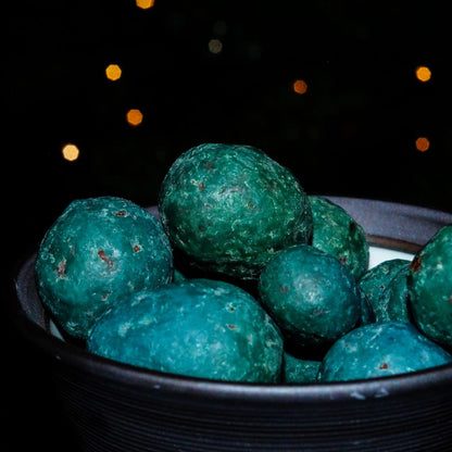 Nahaufnahme von Bio Schoko Spirulina Pralinen in Schale