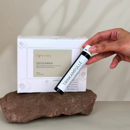 Weiße rechteckige Verpackung mit DYNAMIKPLUS Etikett "Cistus Immun" und Trinkampulle 