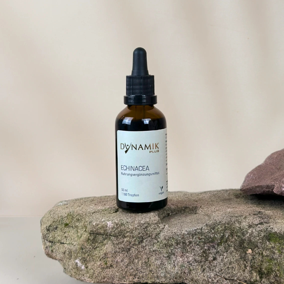 Braune Tröpfchenflasche mit DynamikPlus "Echinacea" Etikett auf der Flasche