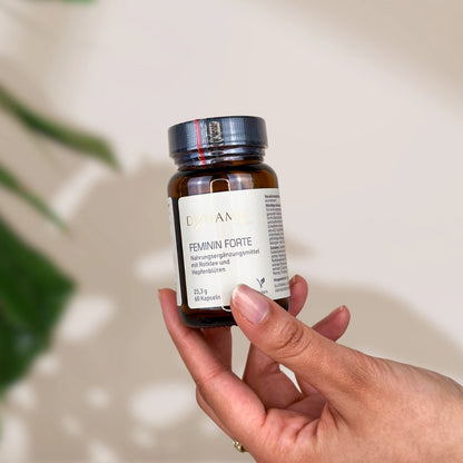 Brauner Glasbehälter mit DynamikPlus "Feminin Forte" Etikett und schwarzem Drehverschluss