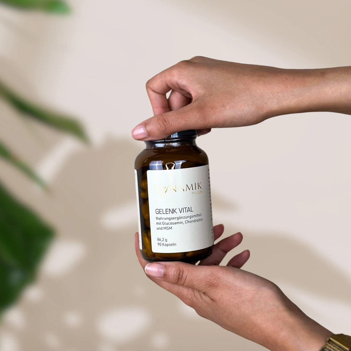 Brauner Glasbehälter mit DynamikPlus "Gelenk Vital" Etikett und schwarzem Drehverschluss