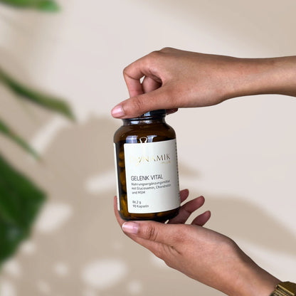 Brauner Glasbehälter mit DynamikPlus "Gelenk Vital" Etikett und schwarzem Drehverschluss
