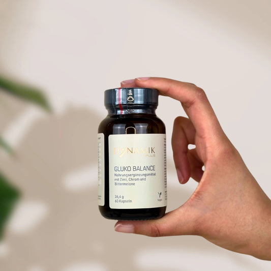Brauner Glasbehälter mit DynamikPlus "Gluko Balance" Etikett und schwarzem Drehverschluss