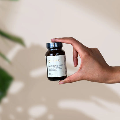 Brauner Glasbehälter mit DynamikPlus "Haut Haare Nägel" Etikett und schwarzem Drehverschluss