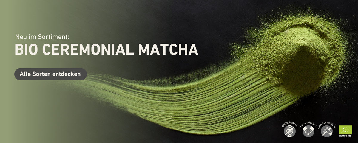 Banner mit Matchapulver und Qualitätsicons 