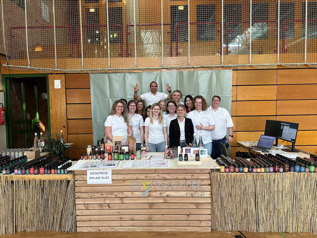 Bild aller Mitarbeiter an einem Messestand