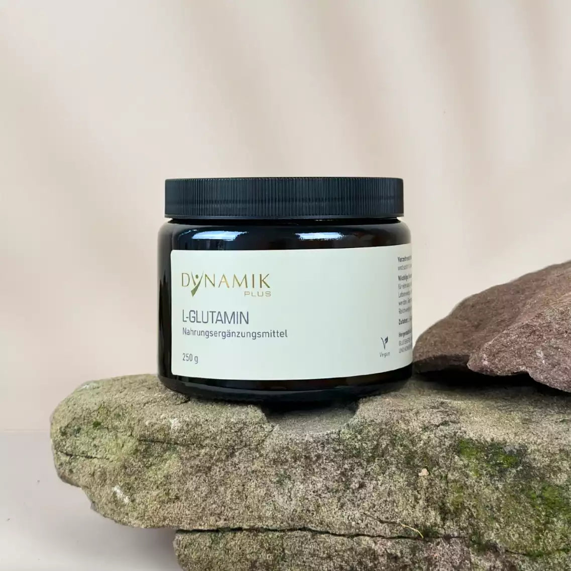 Brauner Glasbehälter mit DynamikPlus "L - Glutamin" Etikett und schwarzem Drehverschluss