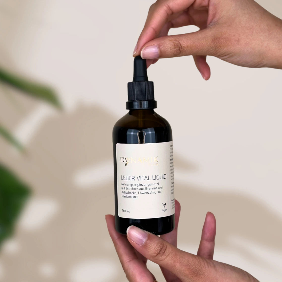 Braune Tröpfchenflasche mit DynamikPlus "Leber Vital Liquid" Etikett auf der Flasche