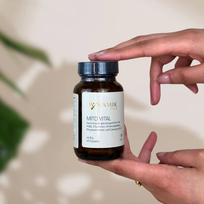 Brauner Glasbehälter mit DynamikPlus "Mito Vital" Etikett und schwarzem Drehverschluss