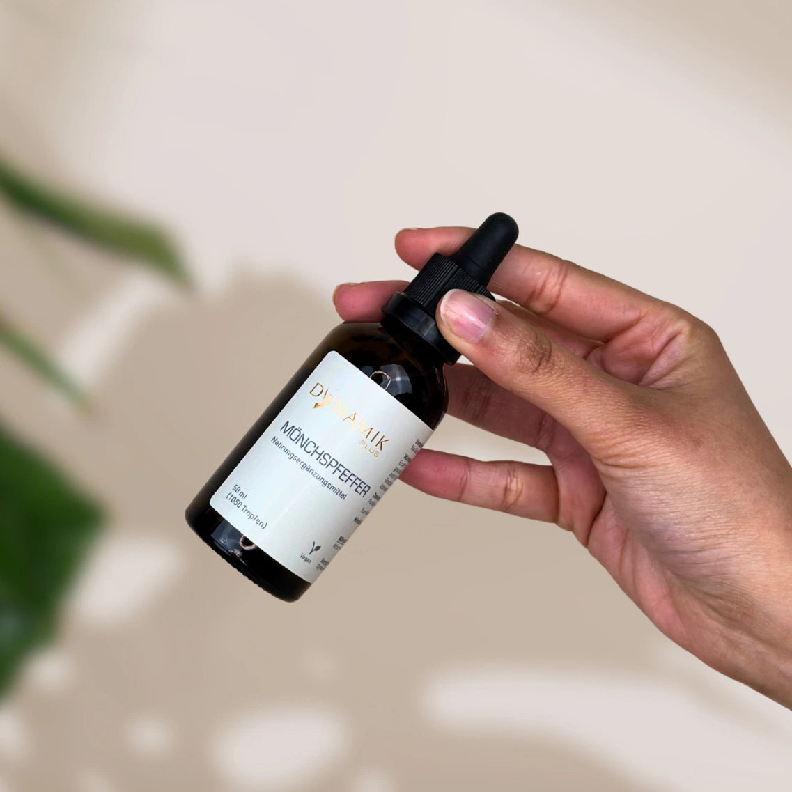Braune Tröpfchenflasche mit DynamikPlus "Mönchspfeffer" Etikett auf der Flasche
