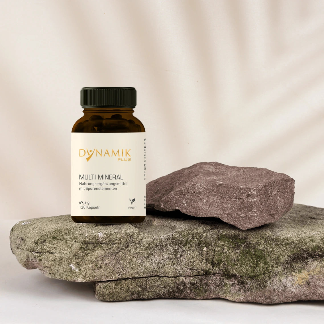 DYNAMIKPLUS "Multi Mineral" auf einem Stein