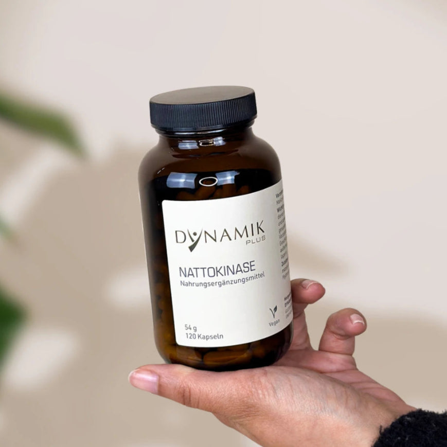 Brauner Glasbehälter mit DynamikPlus "Nattokinase" Etikett und schwarzem Drehverschluss