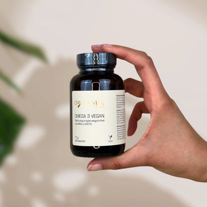 Brauner Glasbehälter mit DynamikPlus "Omega 3 Vegan" Etikett und schwarzem Drehverschluss