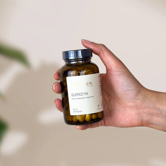 Brauner Glasbehälter mit DynamikPlus "Quercetin" Etikett und schwarzem Drehverschluss