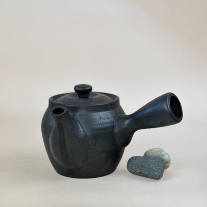 Schwarze japanische Teekanne