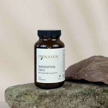 Brauner Glasbehälter mit DynamikPlus "Serrapeptase Forte" Etikett und schwarzem Drehverschluss