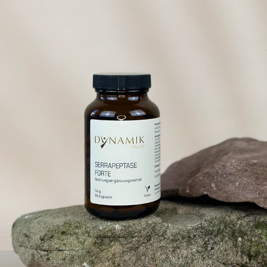 Brauner Glasbehälter mit DynamikPlus "Serrapeptase Forte" Etikett und schwarzem Drehverschluss