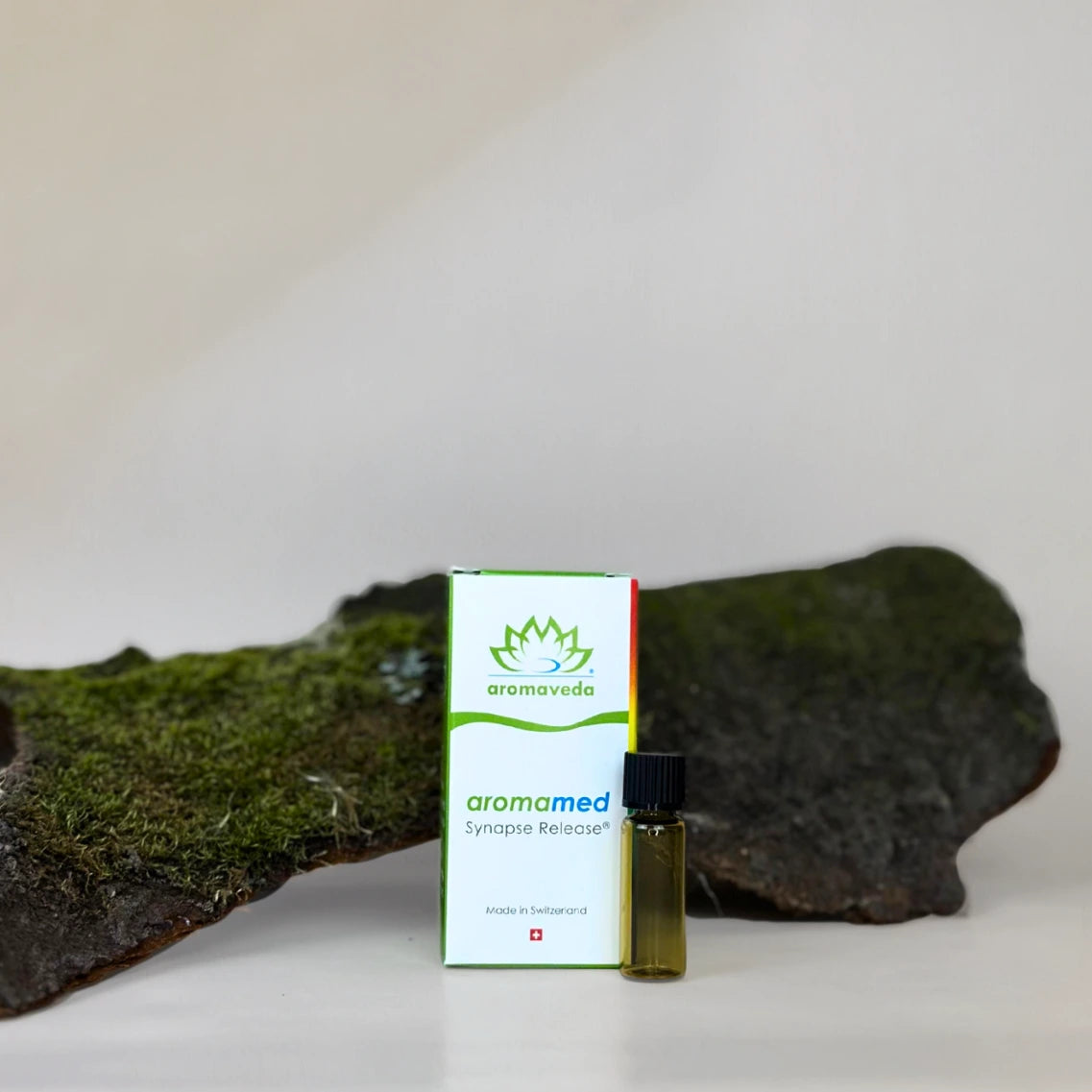 Verpackung mit  "aromamed Synapse Release" Etikett und kleinem Fläschchen für unterwegs