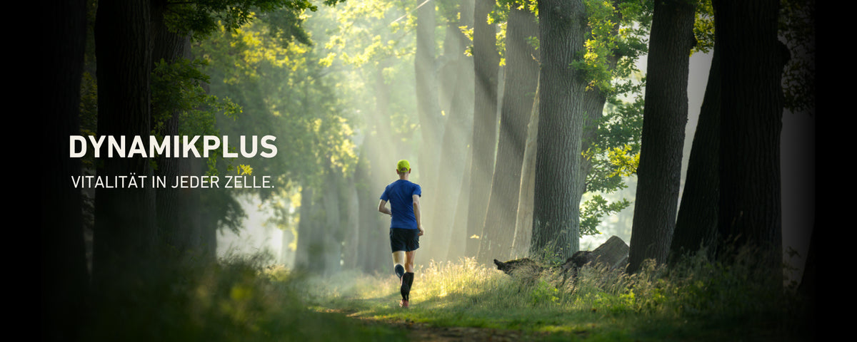Läufer im Wald und DYNAMIKPLUS Schriftzug links