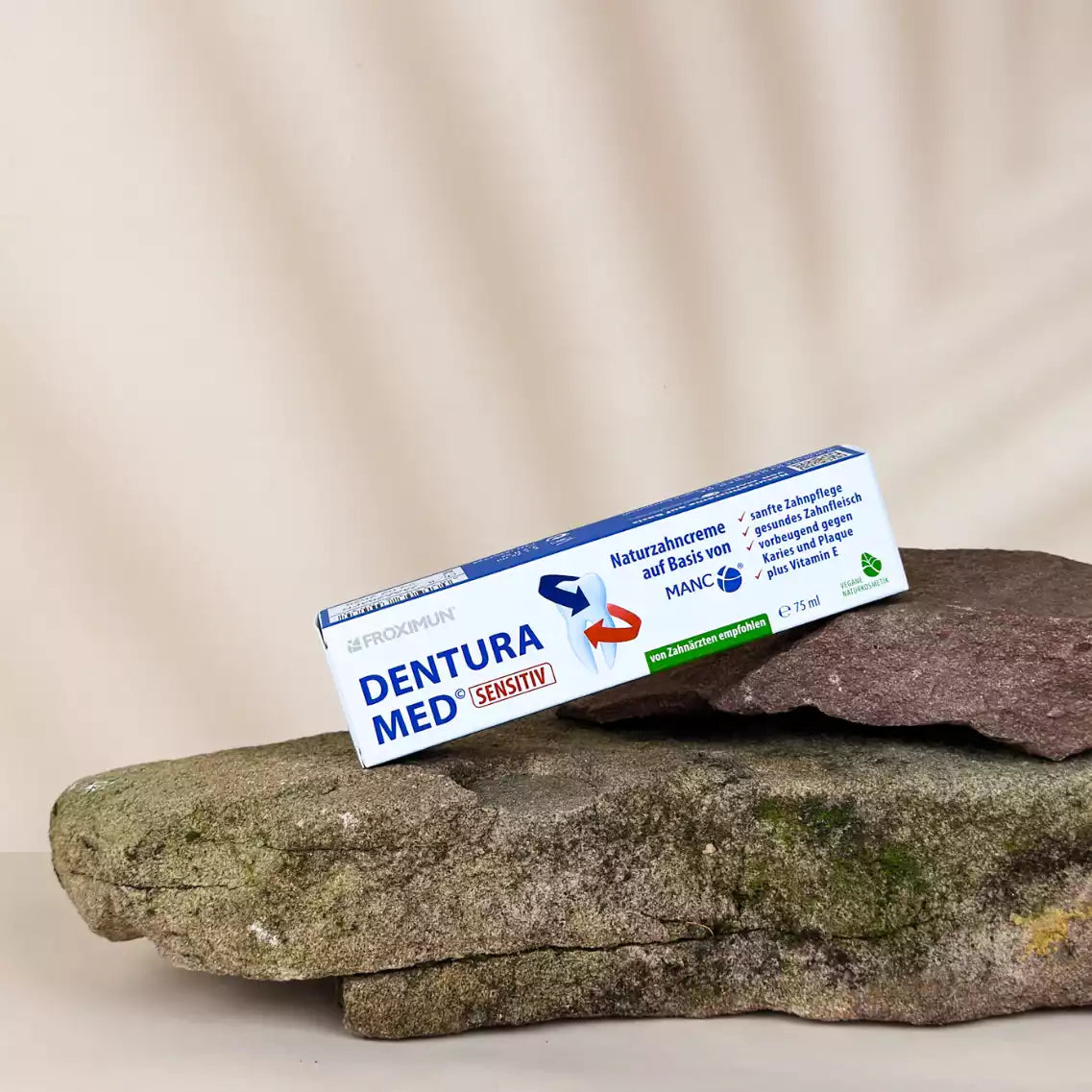 Rechteckige weiß-blaue Verpackung mit "Froximun DENTURA MED Zeolith" Print und Zahn auf Verpackung