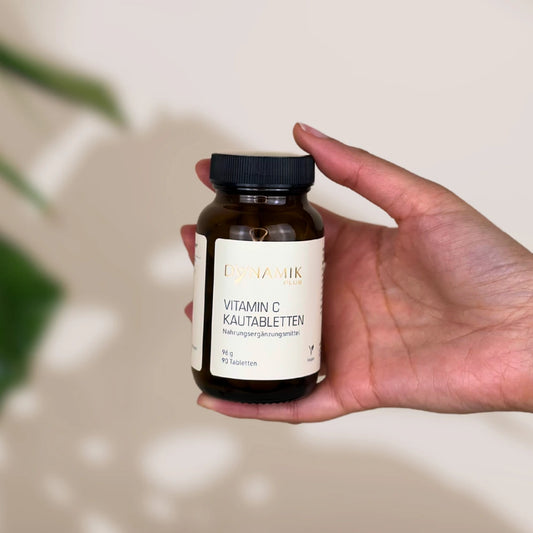 Brauner Glasbehälter mit DynamikPlus "Vitamin C Kautabletten" Etikett und schwarzem Drehverschluss
