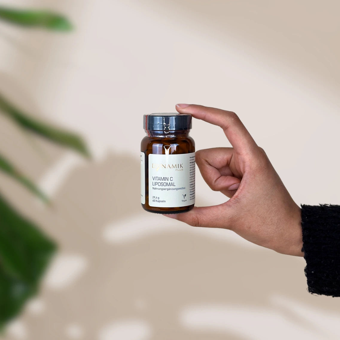 Brauner Glasbehälter mit DynamikPlus "Vitamin C Liposomal" Etikett und schwarzem Drehverschluss
