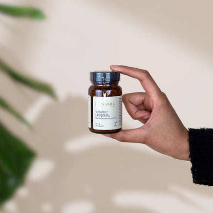 Brauner Glasbehälter mit DynamikPlus "Vitamin C Liposomal" Etikett und schwarzem Drehverschluss