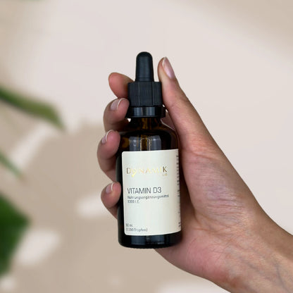 Braune Tröpfchenflasche mit DynamikPlus "Vitamin D3" Etikett auf der Flasche