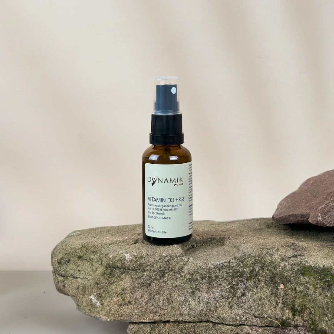Braune Sprühkopfflasche mit DYNAMIKPLUS Etikett "Vitamin D3 + K2 - ZIMT Geschmack"