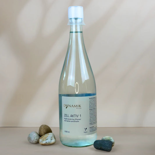 Glasflasche mit weißem Deckel, kleinem Messbecher und DynamikPlus "Zell Aktiv 1" Etikett