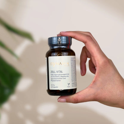 Brauner Glasbehälter mit DynamikPlus "Zell Vital" Etikett und schwarzem Drehverschluss