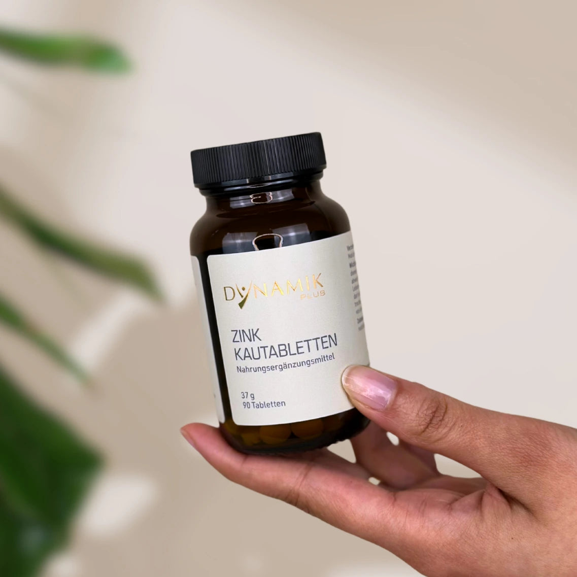 Brauner Glasbehälter mit DynamikPlus "Zink Kautabletten" Etikett und schwarzem Drehverschluss