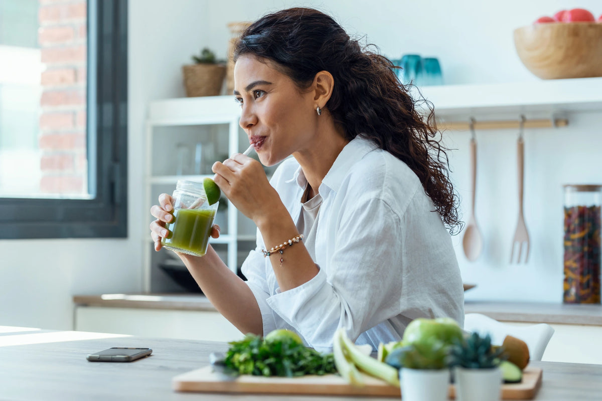 Smoothie Grün Superfood Greens Frau Küche