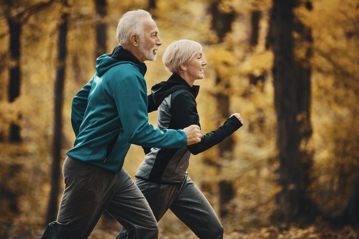 Paar Mann Frau Joggen Älter Fitness  Natur Bewegung Wald