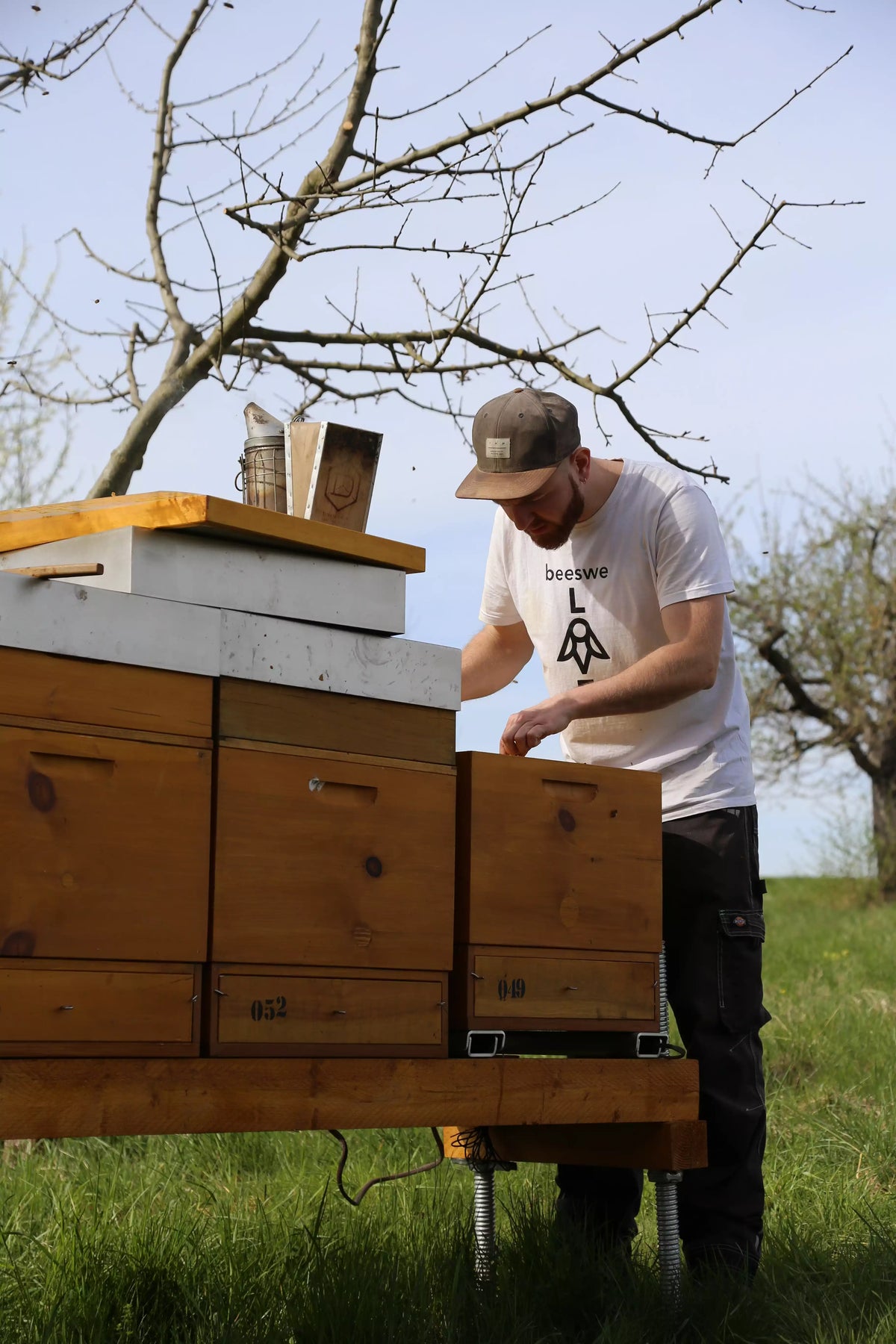 Imker an seiner Bienenfarm